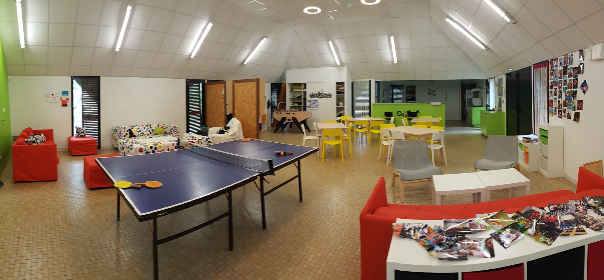 equipement du foyer des jeunes de dingbè en chaises et en matériel de sono